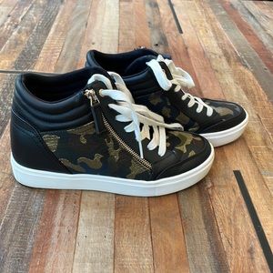 EUC Nine West high top sneakers
